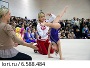 Двукратные олимпийские чемпионки Светлана Хоркина и Елена Замолодчикова дают мастер-класс юным гимнасткам в спортивном зале Динамо стадиона Олимпийский в городе Москве, 25 октября 2014. Редакционное фото, фотограф Николай Винокуров / Фотобанк Лори