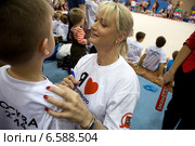 Двукратная олимпийская чемпионка Светлана Хоркина дает автограф во время мастер-класса для юных гимнастов спортивном зале Динамо стадиона Олимпийский в городе Москве, 25 октября 2014. Редакционное фото, фотограф Николай Винокуров / Фотобанк Лори