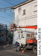 Нанесение граффити на фасад дома (2014 год). Редакционное фото, фотограф Родион Власов / Фотобанк Лори