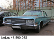 Американский автомобиль Chrysler New Yorker во дворе музея ретроавтомобилей на Рогожском Валу, Москва (2014 год). Редакционное фото, фотограф Алексей Гусев / Фотобанк Лори