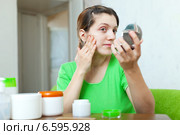 woman in green stares on her skin. Стоковое фото, фотограф Яков Филимонов / Фотобанк Лори