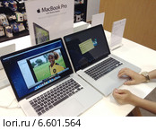 Apple Store. Вьетнам. Нячанг (2014 год). Редакционное фото, фотограф Александр Подшивалов / Фотобанк Лори