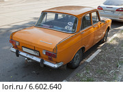 Легковой автомобиль Москвич-412 вид сзади сверху (2014 год). Редакционное фото, фотограф Родион Власов / Фотобанк Лори