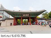 Ворота Taehanmun дворца Токсугун (XV в.) в Сеуле, Южная Корея (2014 год). Редакционное фото, фотограф Иван Марчук / Фотобанк Лори