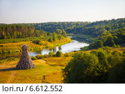 Арт-объект в поле. Стоковое фото, фотограф Андрей Пожарский / Фотобанк Лори