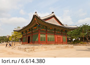 Зал Токхончжон (Deokhongjeon, Зал заседаний национального правительства, 1911 г.) дворца Токсугун (Deoksugung) в Сеуле, Южная Корея (2014 год). Стоковое фото, фотограф Иван Марчук / Фотобанк Лори