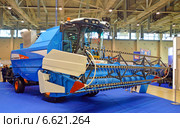 Комбайн "Агромаш-3000" на выставке "Золотая осень-2014" (Москва, ВВЦ) Редакционное фото, фотограф Александр Замараев / Фотобанк Лори