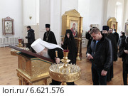 Глава Талдомского района В. Ю. Юдин и митрополит Крутицкий и Коломенский Ювеналий в храме (2014 год). Редакционное фото, фотограф Дмитрий Неумоин / Фотобанк Лори