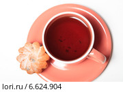 Чашка чая и кекс на блюдце на белом фоне. Стоковое фото, фотограф Яна Королёва / Фотобанк Лори
