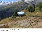 Высокогорье Домбай. Гостиница "Тарелка" (2013 год). Редакционное фото, фотограф Алексей Сварцов / Фотобанк Лори