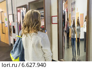 Девочки в Музее занимательных наук перед кривыми зеркалами (2014 год). Редакционное фото, фотограф Володина Ольга / Фотобанк Лори