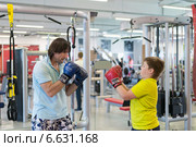 Отец с сыном боксируют в спортзале (2014 год). Редакционное фото, фотограф Володина Ольга / Фотобанк Лори