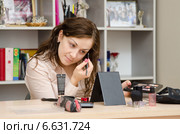 Офисная работница красит брови на работе. Стоковое фото, фотограф Иванов Алексей / Фотобанк Лори