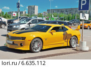 Желтый автомобиль  Camaro на автостоянке (2014 год). Редакционное фото, фотограф Agnes Chvankova / Фотобанк Лори
