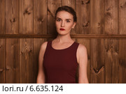 Портрет красивой девушки в бордовом платье. Стоковое фото, фотограф Эльвира Гумирова / Фотобанк Лори