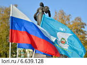 Флаги России и Калининграда на фоне памятника "Мать-Россия". Калининград (2014 год). Редакционное фото, фотограф Сергей Куров / Фотобанк Лори