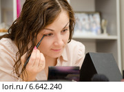 Офисная девушка красит брови на работе. Стоковое фото, фотограф Иванов Алексей / Фотобанк Лори