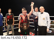 Боксёр Николай Потапов победил (2014 год). Редакционное фото, фотограф Дмитрий Неумоин / Фотобанк Лори