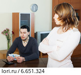 Dissapointed woman against husband. Стоковое фото, фотограф Яков Филимонов / Фотобанк Лори