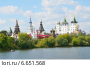 Вид на Измайловский кремль и Серебряно-Виноградный пруд летом, Москва (2014 год). Редакционное фото, фотограф Овчинникова Ирина / Фотобанк Лори