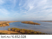 Весенний пейзаж с рекой с высокого берега. Просторы реки Камы в районе города Елабуга, вид с древнего городища (2014 год). Стоковое фото, фотограф Горшков Игорь / Фотобанк Лори