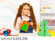 Девочка смастерила рождественскую открытку из цветной бумаги. Стоковое фото, фотограф Сергей Новиков / Фотобанк Лори