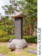 Каменная черепаха с надгробным камнем принца Heung (1845-1912) на территории Исторического Музея, Сеул, Южная Корея (2014 год). Редакционное фото, фотограф Иван Марчук / Фотобанк Лори