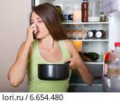 woman holding foul food. Стоковое фото, фотограф Яков Филимонов / Фотобанк Лори
