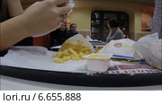 В ресторане Burger king, Уфа (2013 год). Редакционное видео, видеограф Mikhail Erguine / Фотобанк Лори