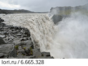 Водопад Деттифосс (исл. Dettifoss) на реке Йёкульсау-ау-Фьёдлум в дождливую погоду, Исландия (2014 год). Стоковое фото, фотограф Овчинникова Ирина / Фотобанк Лори