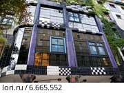 Фасад Кунстхауса, архитектор Фриденсрайх Хундертвассер (2007 год). Редакционное фото, фотограф Irina Opachevsky / Фотобанк Лори