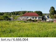 Жилые дома в деревне Мураново, Пушкинский район, Московская область (2011 год). Стоковое фото, фотограф lana1501 / Фотобанк Лори