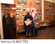 Пожилая пара туристов осматривает экспоицию Музея Черноморского флота РФ в Севастополе (2012 год). Редакционное фото, фотограф Анна Мартынова / Фотобанк Лори