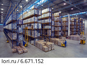 Palletising with foodstuffs stand on a rack shelf goods warehouse. Помещение склада, часть складского комплекса, паллетные стеллажи с товаром на полках, складская техника и оборудование. (2008 год). Редакционное фото, фотограф Владимир Григорьев / Фотобанк Лори