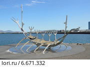 Скульптура «Sun Voyager» Джона Гунара Арнасона на набережной Рейкьявика (2014 год). Редакционное фото, фотограф Овчинникова Ирина / Фотобанк Лори