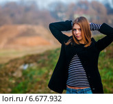 Красивая девушка стоит закинув руки за голову. Стоковое фото, фотограф Игорь Низов / Фотобанк Лори
