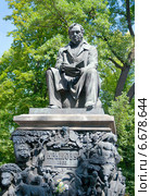 Памятник И.А. Крылову (1851-1855, скульптор П.А. Клодт) в Летнем саду, Санкт-Петербург, Россия (2014 год). Редакционное фото, фотограф Виктория Фрадкина / Фотобанк Лори