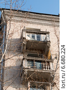 Разрушающиеся бетонные балконы верхних этажей здания. Стоковое фото, фотограф Родион Власов / Фотобанк Лори
