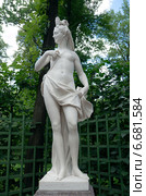 Нимфа воздуха (скульптура Дж. и П. Гропелли, 1717 г.), Летний сад, Санкт-Петербург, Россия (2014 год). Редакционное фото, фотограф Виктория Фрадкина / Фотобанк Лори