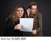Две женщины шокированы от увиденного на листе бумаги. Стоковое фото, фотограф Александр Лычагин / Фотобанк Лори