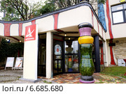 Вход в кафе на автобане Вена-Италия. Архитектор Хундертвассер (2007 год). Редакционное фото, фотограф Irina Opachevsky / Фотобанк Лори