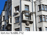 Фрагмент здания. Улица Арбат, 35/1(Кривоарбатский переулок, 1/35). Бывший доходный дом А. Т. Филатовой — Я. М. Филатова («Дом с рыцарями»). Москва (2012 год). Стоковое фото, фотограф lana1501 / Фотобанк Лори