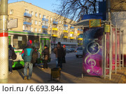 Посадка пассажиров в автобус на остановке "Мелодия" на улице Маяковской в Старых Химках, Подмосковье (2014 год). Редакционное фото, фотограф Т. З. / Фотобанк Лори