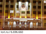 Фрагмент фасада здания Главного управления МВД в Нижнем Новгороде с декоративной подсветкой. Стоковое фото, фотограф Nikolay Pestov / Фотобанк Лори