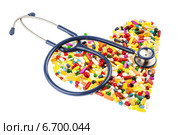 stethoscope and pills in heart shape. Стоковое фото, фотограф Erwin Wodicka / Фотобанк Лори