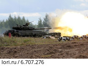 Выстрел из танка Т-64 (2013 год). Редакционное фото, фотограф Сергей Попсуевич / Фотобанк Лори