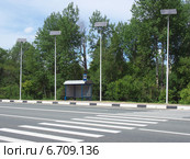 Автономное освещение автобусной остановки на солнечных батареях. Стоковое фото, фотограф Вячеслав Палес / Фотобанк Лори