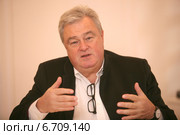 Пресс-конференция яхтсмена, пятикратного призёра Олимпийских игр Роберта Шайдта. Принял участие  издатель журнала "Yacht Russia" Василий Сенаторов. (2014 год). Редакционное фото, фотограф Александр С. Курбатов / Фотобанк Лори