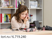 Девушка проспав накладывает макияж на работе. Стоковое фото, фотограф Иванов Алексей / Фотобанк Лори