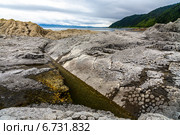 Каменистое побережье Охотского моря, остров Кунашир. Стоковое фото, фотограф Евгений Городецкий / Фотобанк Лори